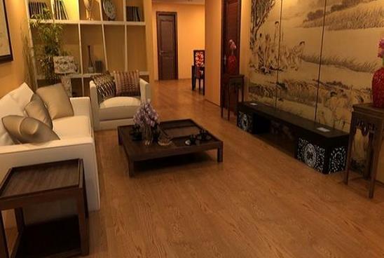 地板企業(yè)與其著“華服美衣”，不如腳踏實.jpg