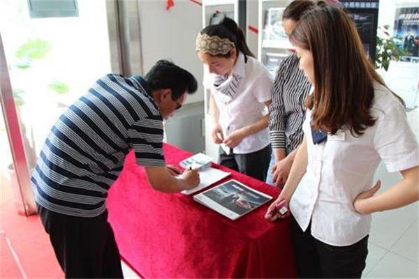 顧客進(jìn)店，怎么讓顧客留下點(diǎn)什么呢.jpg