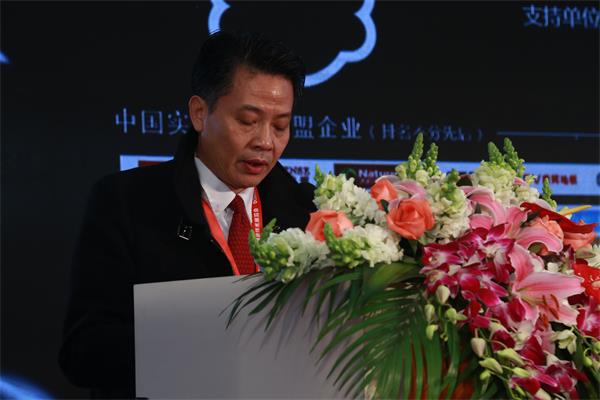 中國(guó)實(shí)木地板聯(lián)盟主席、大自然家居(中國(guó))有限公司董事長(zhǎng)佘學(xué)彬先生致歡迎辭.jpg