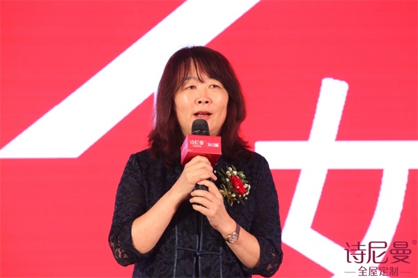 時尚女王海清助陣詩尼曼，女人當家玩轉百搭定制