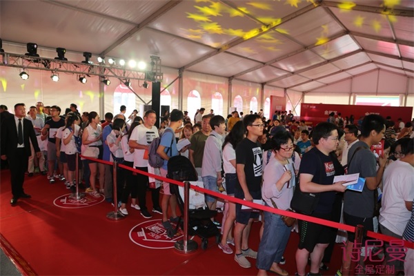 時尚女王海清助陣詩尼曼，女人當家玩轉百搭定制