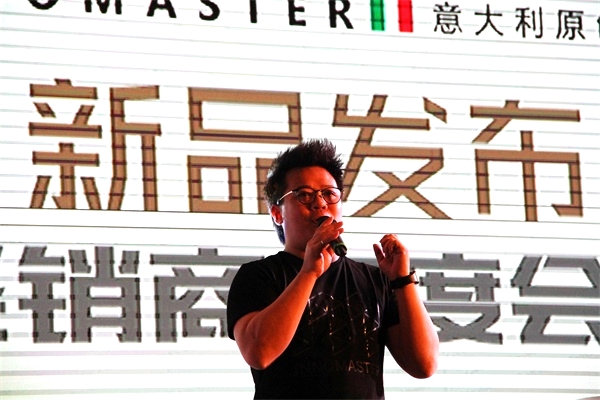 3副總經理郭權烽進行新品解讀_看圖王.jpg