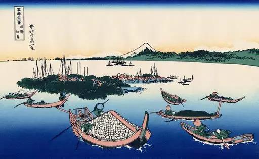 定制家居這點事：北美楓情藝術總監吳偉說吳藍（之三） 慧心獨具定格藍彩的靈動 ——吳藍的藝術美學 法國畫家費爾南德曾說：“色彩是人類的一項基本需求，和水、火等自然元素一樣，與我們的生活密不可分。”我們的大腦皮層80%的活動是通過眼睛完成的。我們處理來自外部世界的大量信息都具有視覺性特征。 由此可見，色彩對我們的生活是多么的重要。而我將大家也包括我自己最鐘愛的藍色，運用到空間設計，它直接影響到了空間的情緒表達。一個空間，藍色和關系色彩一起，呈現出空間語言，空間的情緒和空間的美感體驗。結合我對生活的理解和設計，打造專屬于你的個性空間。“專屬”二字從何談起呢？ 一直以來，我都致力于手工擦色，摒棄工業化的量產和生搬硬套，最大程序還原變化中的藍，和其他色彩發生關系的藍，為每個空間量身定制屬于其獨特的藍色色彩關系空間。 自然之美，令人心曠神怡。大自然是最出色的設計師，隨意揮灑筆觸，或娟秀或曠達，其美是人工之技難以企及的。更何況是工業化量產之死物。為適應不同的空間，最大程度還原自然之美，吳藍空間美學的“藍”，不是一個經過幾次簡單調制就呈現出藝術效果的繪畫顏料或是家具油漆。她通過將不同純度與明度的藍，在木材、石材、紡織面料 、金屬等多種不同材質載體上，反復施加特殊工藝，同時通過把控各種材料和色彩反應變化的過程，最終呈現出的一種具有極致視覺表現力與感染力的色彩美學形態。 一組關系色彩，同時服務于一個主題，呈現一種關系空間，無論是底色還是點睛，都最大程度的和周圍色彩和平共處，構成一個和諧統一的整體美學空間。當然這靠機器實現不了，不可復制，沒有標準，這種關系藍的靈動是難以捉摸的，我只有在擦拭過程的一遍遍努力中，去慢慢揣摩，尋覓，撥云見日般的去還原其美。 我經常會和同事一起，在北美楓情木家居500多平米的色彩創意工坊擦色打樣。工作臺上鋪陳著各種純度、明度不同的藍，很多的色樣都被否決了，只留下一小部分比較接近的藍色，真可謂百里挑一。如果小樣顏色比較符合我心目中的色彩，我會繼續在上面進行二次創作，力爭更加的真實、自然：仔細的擦拭，調色，做舊。慢慢的，色板上面出現了層次漸變的藍。打樣做色板，還只是我們吳藍美學空間創作的第一步，每塊色板都是反復經過手工打造，雖說是定制產品，卻絲毫不亞于藝術作品的創作。每一個關系藍的把控，都是非常難以捉摸的，只有一遍遍的靠深厚美學底蘊和材質特性的經驗把控才能把心目中的那抹藍變為現實，變為吳藍空間體系的靈魂。 其實“吳藍”定格的不僅僅是藍彩的靈動，更加定格的是一種詩意的存在。 西方“詩學（Poetics）”是“創造”的代名詞，“吳藍”空間美學正是這種經過深厚藝術底蘊加工，豐富個人經歷沉淀下來的深思嚴謹的詩學創造，通過這樣詩意的空間最大程度激發消費者的生產力。這是吳藍空間美學所賦予商品的延生價值，帶給消費者物超所值的體驗感，無與倫比的自然美感。 中國的詩意卻是體現在情景空間的想象，我創作的吳藍空間，并不因循守舊，勇于去打破傳統。打個比方，我運用人字拼和層次漸變的藍，間或點綴以紅色，表現出“日出江花紅勝火，春來江水綠如藍”的詩學意境。這樣的靈動詩意，正是吳藍美學空間的靈魂所在，因為一抹藍的靈動，在色彩間雀躍，邀請您來到吳藍空間，一起點亮生活的詩意。 吳藍空間不僅僅只是藍色關系色彩的運用，更是經過深厚藝術底蘊加工，豐富個人經歷沉淀下來的厚積薄發，通過手工擦色、反復調整，定格出那抹藍色的靈動和詩意。