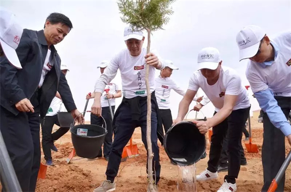 大自然家居榮獲“民族品牌，中國(guó)力量”稱號(hào)