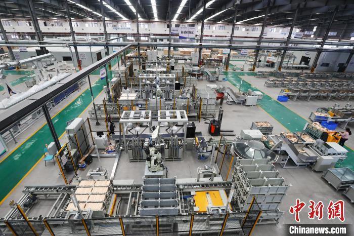 圖為南康區(qū)的共享智能備料中心，實現(xiàn)南康家具“個性化定制、規(guī)模化生產(chǎn)、智能化服務(wù)”的目標。(資料圖) 劉占昆 　攝