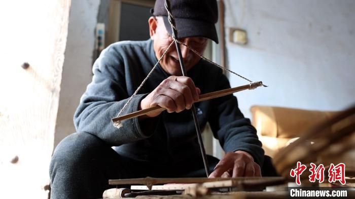 山東鳥籠制作藝人：堅(jiān)守傳統(tǒng)老手藝竹絲化籠見精巧