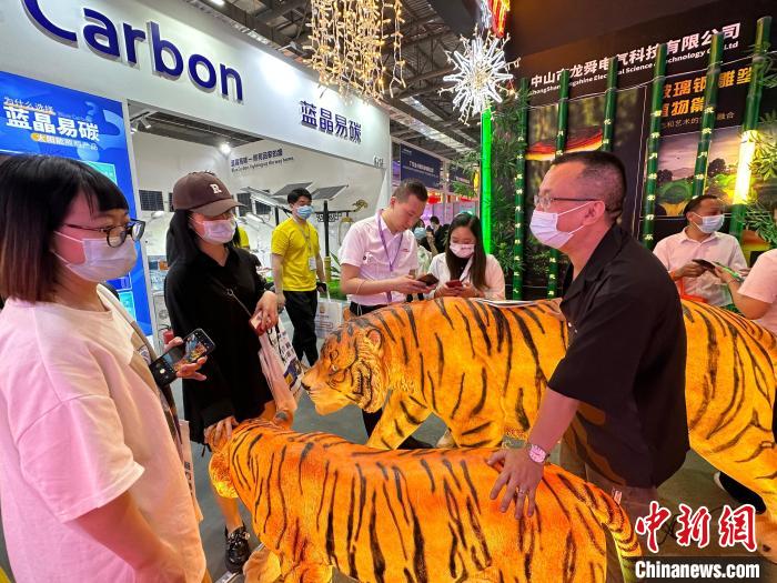 專業買家正在與燈飾賣家在洽談中 張明 攝