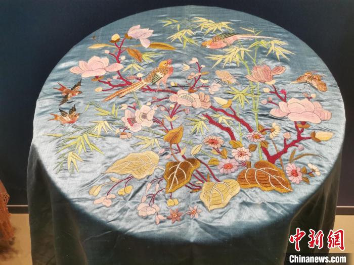 藍(lán)鍛地花鳥紋臺(tái)布 程景偉 攝