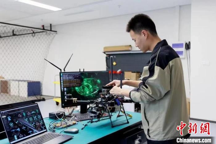 技能人才正調(diào)試多型號機器人系統(tǒng)。　浙江省人力社保廳供圖